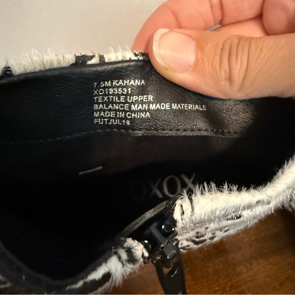 XOXO NWT Black & White Spotted Dalmatian Faux Calf Hair Chunky Heel Booties 7.5 - Picture 9 of 10
